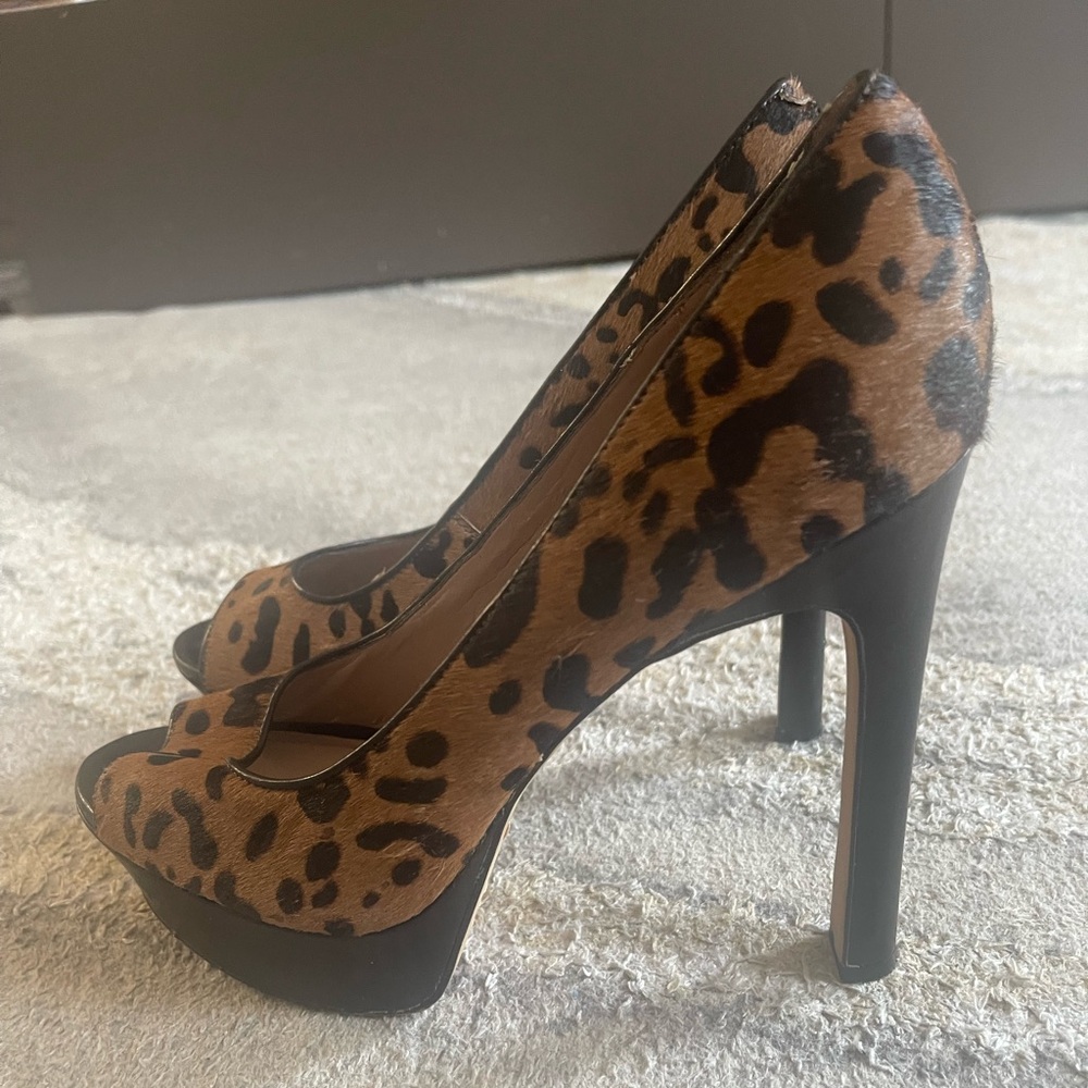 VINCE CAMUTO pumps size 38 1/2. Cheeta color. Heel size 5inch.